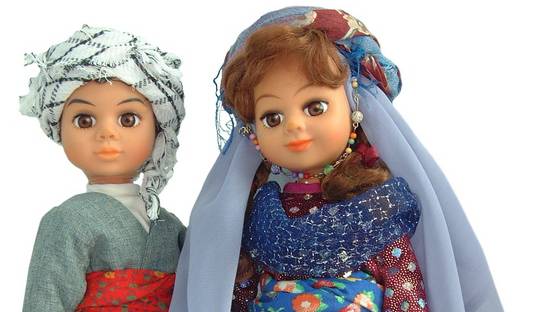 هر کشوری با چه عروسک های سنتی شناخته شده است؟