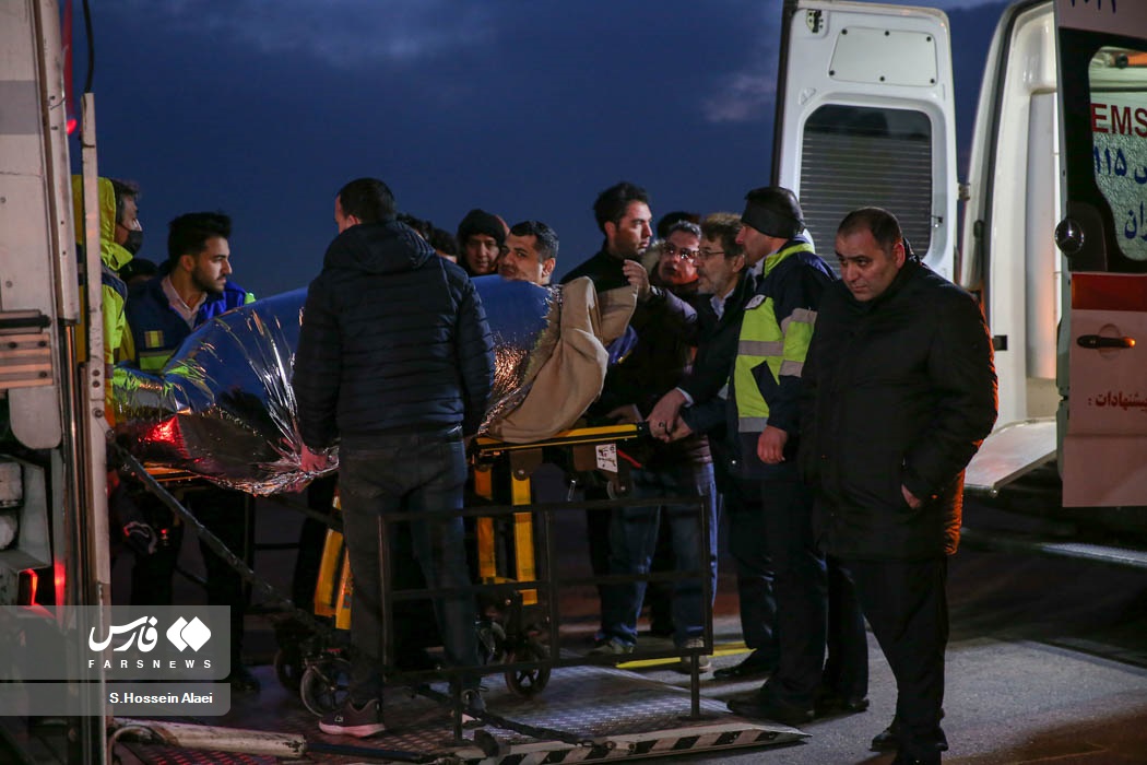 عکس/ انتقال مجروحان حادثه سفارت آذربایجان به باکو