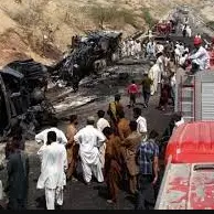 اولین تصاویر از سقوط و آتش گرفتن مرگبار اتوبوس در بلوچستان پاکستان