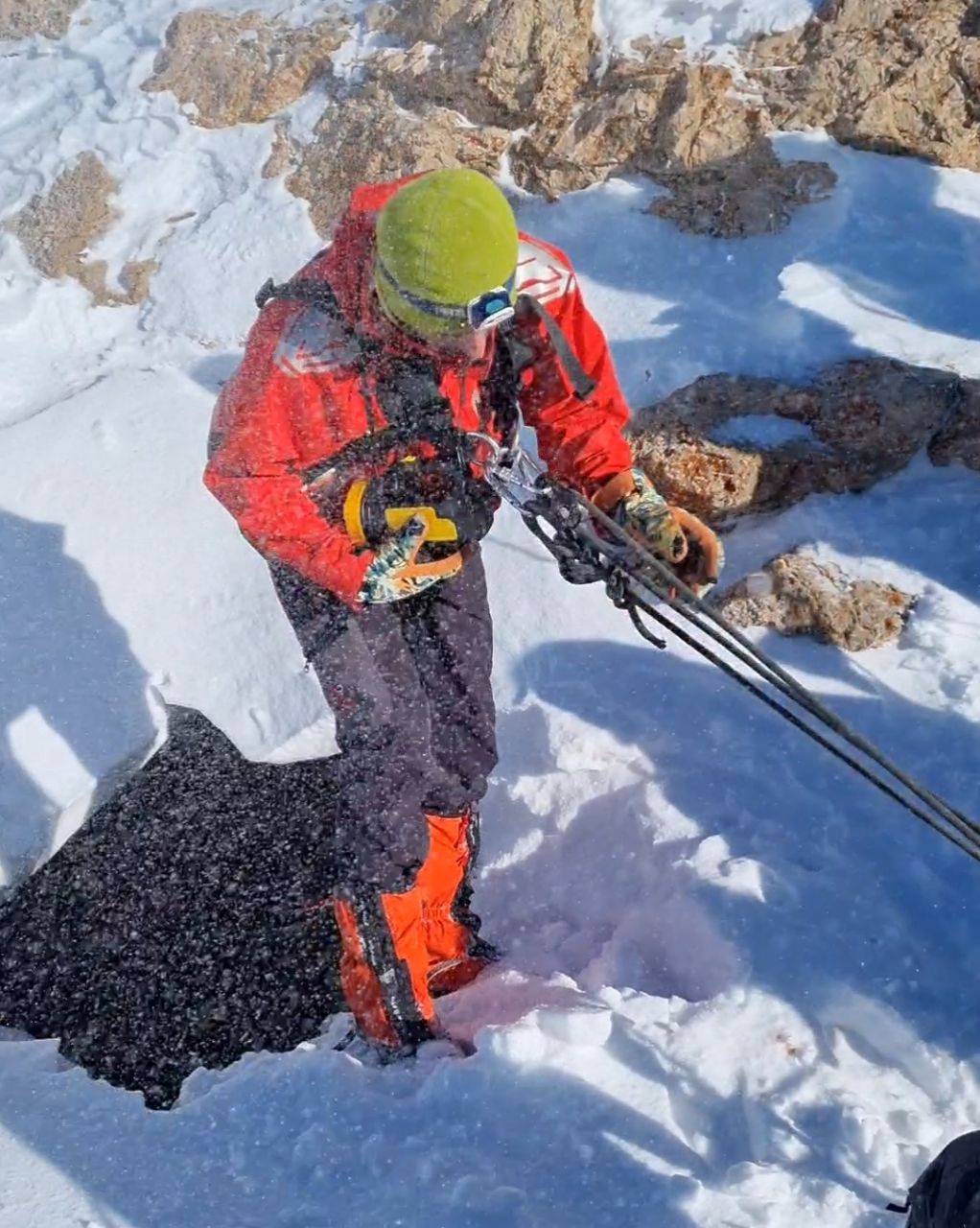 انتقال جسد کوهنورد کرمانشاهی به پایین کوه پراو