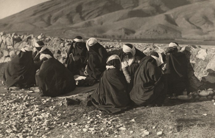 تصویری نایاب از تی‌پارتی زنان قاجار!