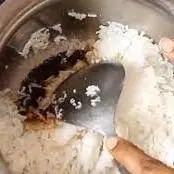 بوی سوختگی برنج را با یکی از این 4 ترفند ساده از بین ببرید