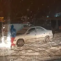 نجات سرنشینان ۶ خودروی گرفتار در برف ایزدخواست