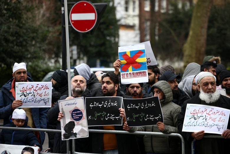 تجمع اعتراضی مسلمانان شهر لندن در محکومیت قرآن سوزی یک سیاستمدار