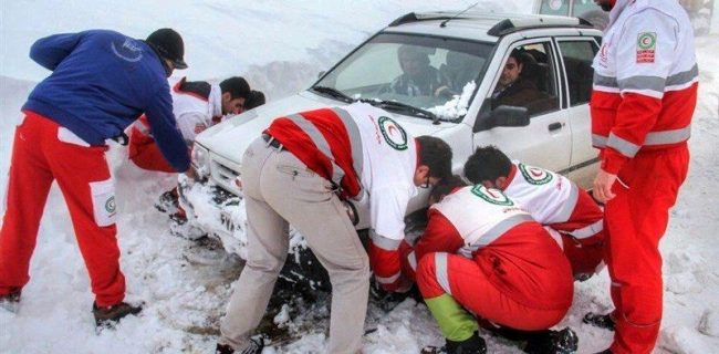 نجات ۷۴ خودروی گرفتار در برف و کولاک در لرستان