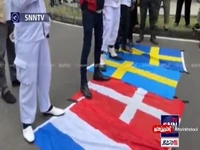 مسلمانان خشمگین جاکارتا پرچم سوئد و دانمارک را لگدمال کردند