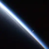 تصویر زیبای هلال ماه بر فراز اتمسفر زمین