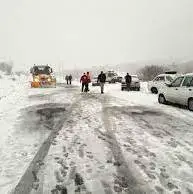 بارش سنگین برف در جاده‌های مناطق سردسیری کهگیلویه‌وبویراحمد
