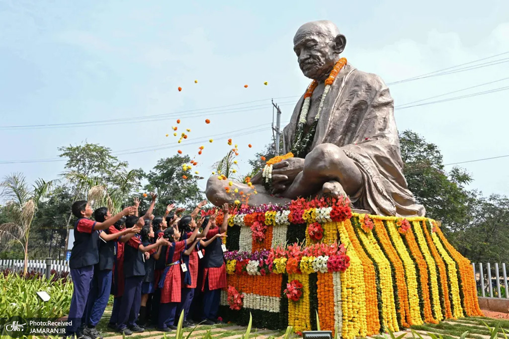 اهدای گل به مجسمه مهاتما گاندی