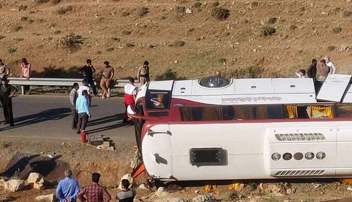 ۲۶ مصدوم براثر واژگونی اتوبوس در مسیر تهران-مشهد