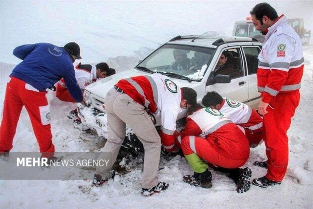 رهاسازی ۱۳۰۰ خودروی گرفتار در برف چهارمحال و بختیاری