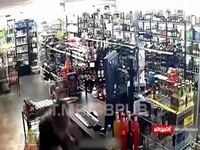تصاویر دوربین‌های مداربسته از لحظه حمله یک سارق مسلح به دو زن در فروشگاه