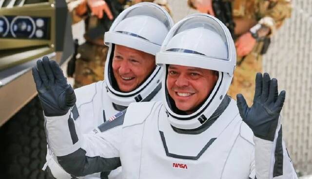 ۲ فضانورد اسپیس‌ایکس مدال افتخار دریافت کردند
