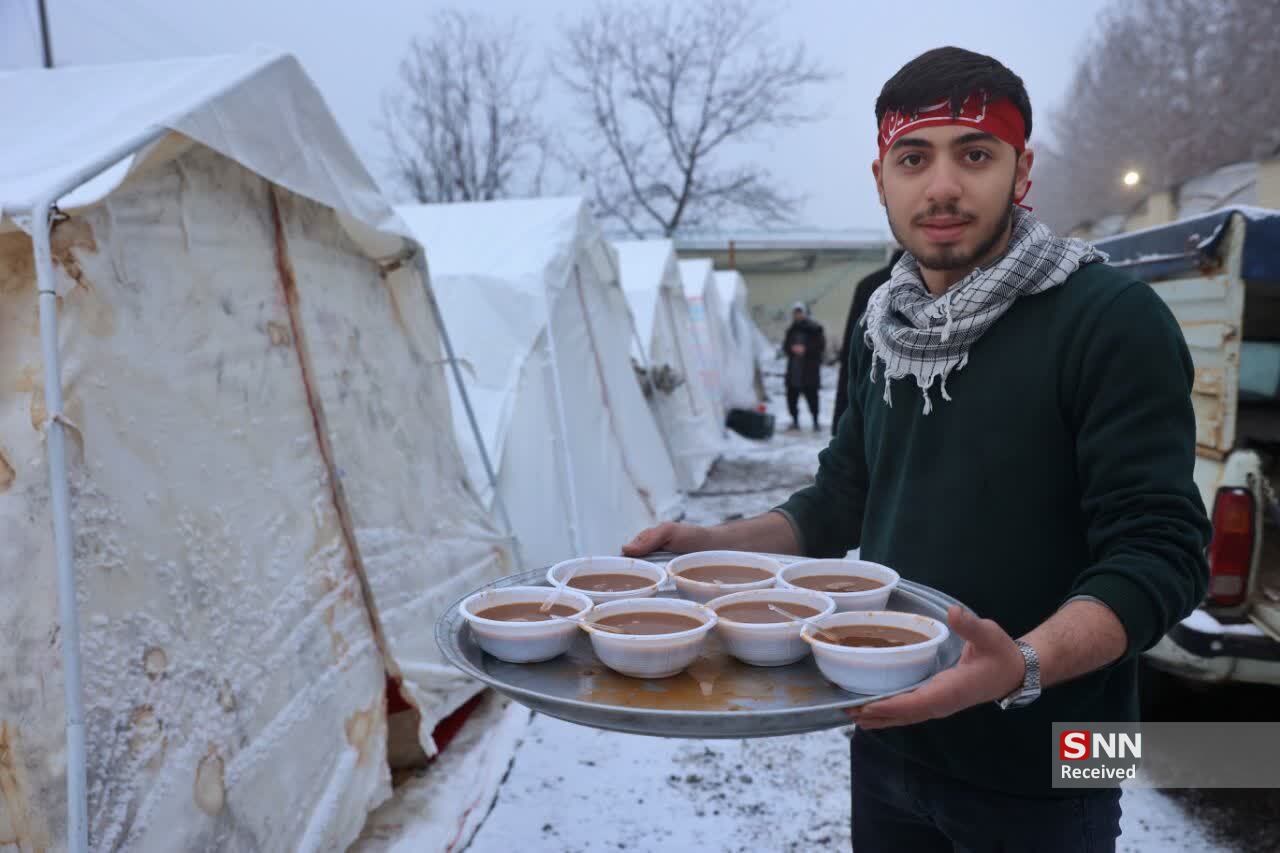 خدمت رسانی و توزیع غذای گرم در میان زلزله زدگان خوی 