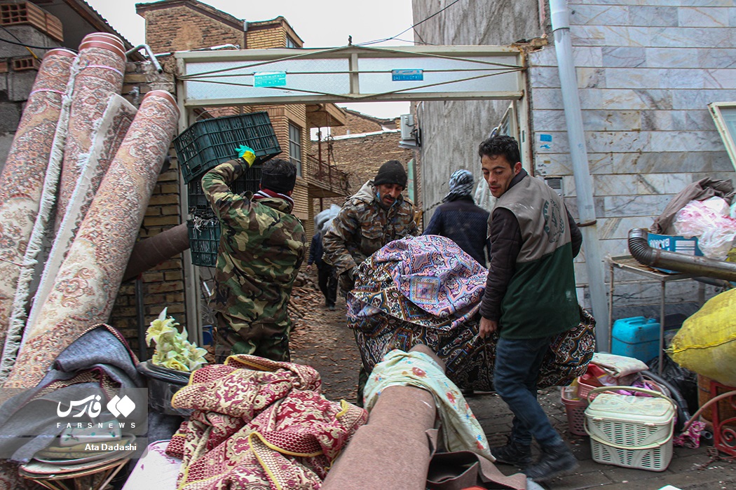 عکس/ کمک رسانی نیروهای امدادی و جهادی به زلزله زدگان خوی