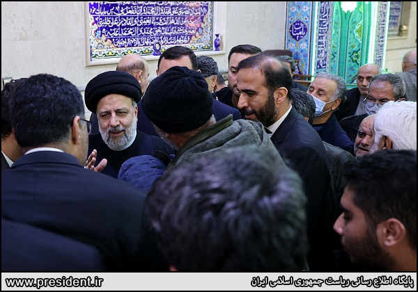 عکس/ گفت‌وگوی رئیس‌جمهور با مردم در یکی از مساجد شهر ری