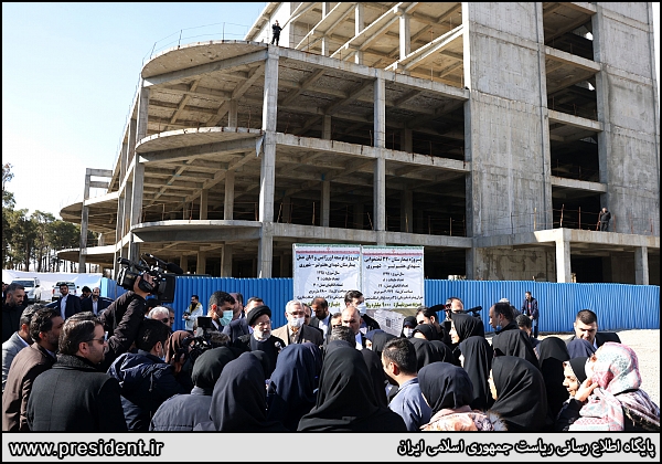 عکس/ بازدید میدانی رئیسی از پروژه بیمارستان نیمه کاره شهر ری