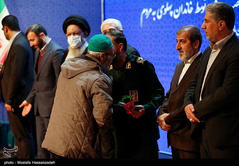 عکس/ واگذاری ۹ هزار سند املاک غصب شده خاندان پهلوی به مردم توسط بنیاد مستضعفان
