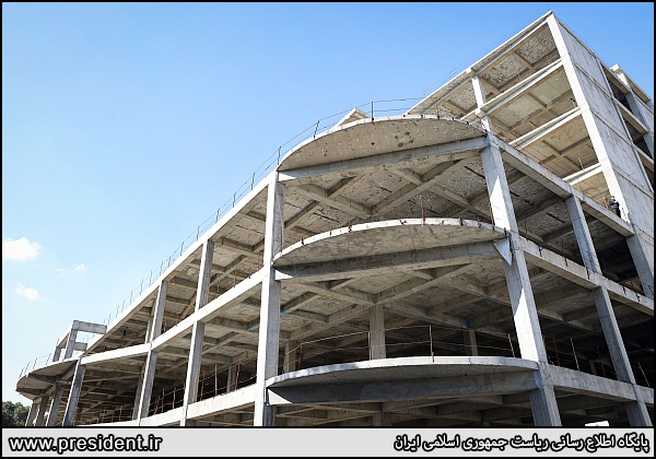عکس/ بازدید میدانی رئیسی از پروژه بیمارستان نیمه کاره شهر ری