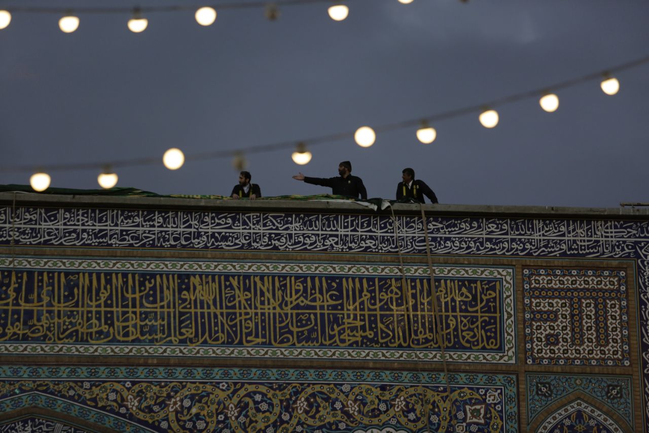 نصب کتیبه های ولادت امیرالمومنین (ع) در حرم مطهر رضوی