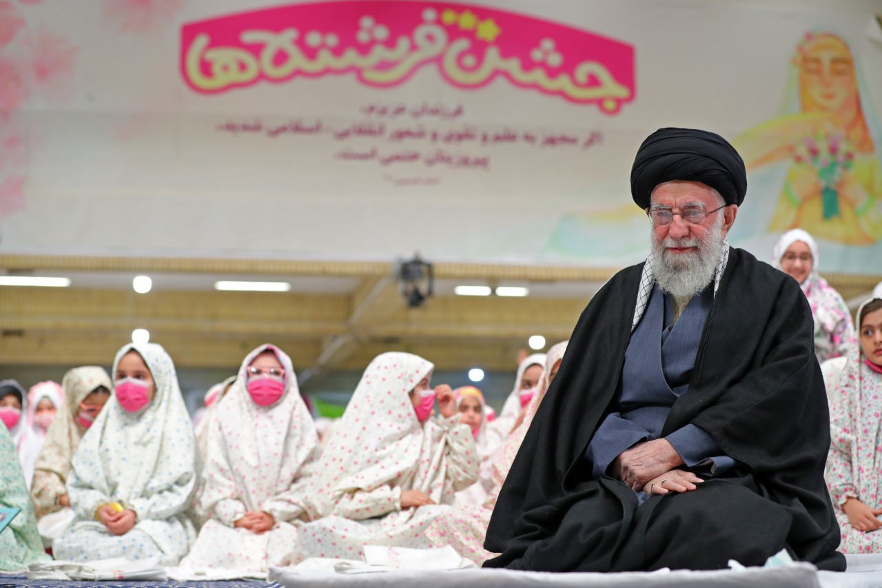 عکس/ مراسم جشن تکلیف دختران دانش‌آموز با حضور رهبر انقلاب