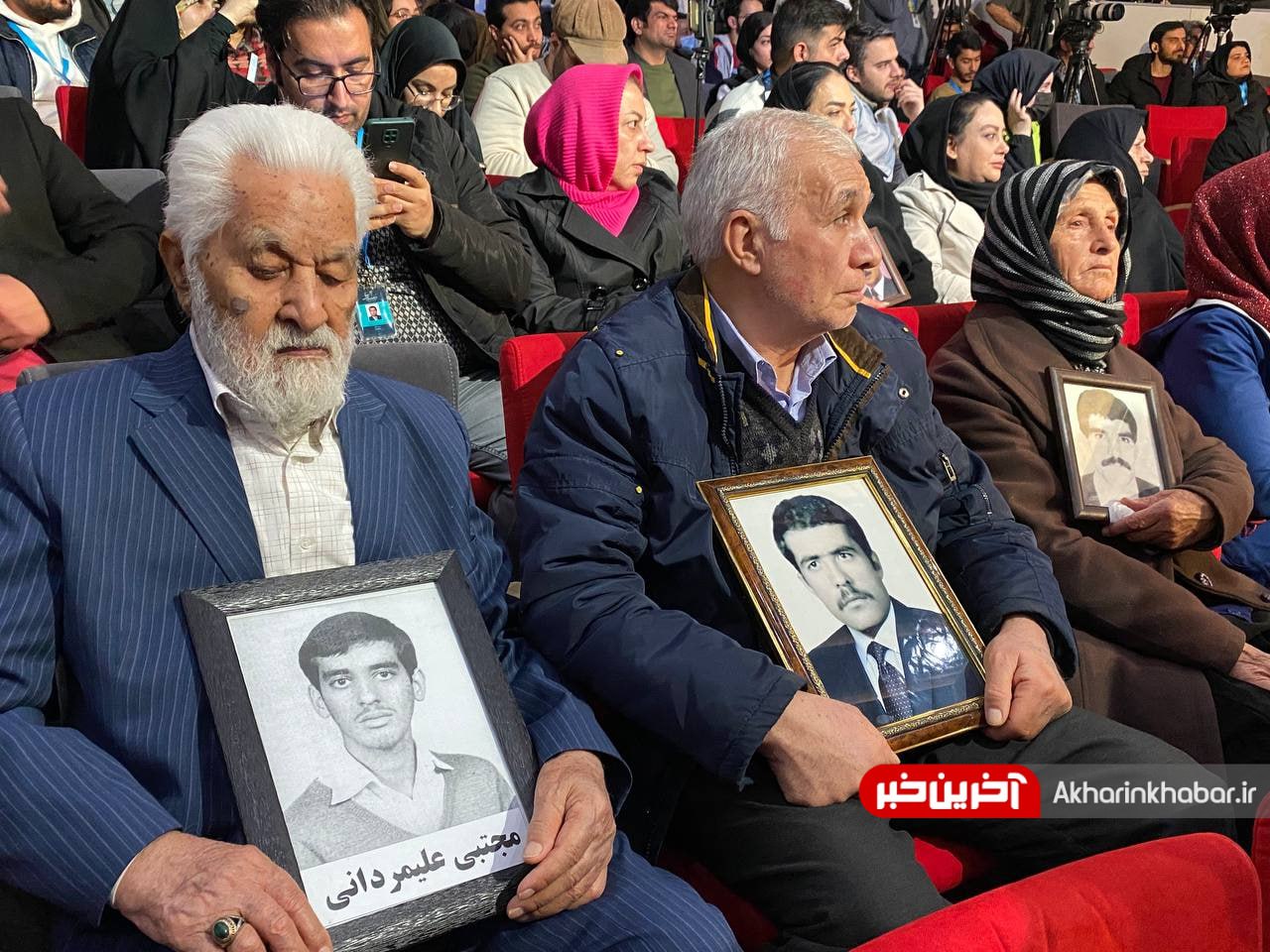 عکس/ خانواده‌هایی که فرزندانشان در کمپ منافقین گرفتارند در نشست خبری «سرهنگ ثریا»