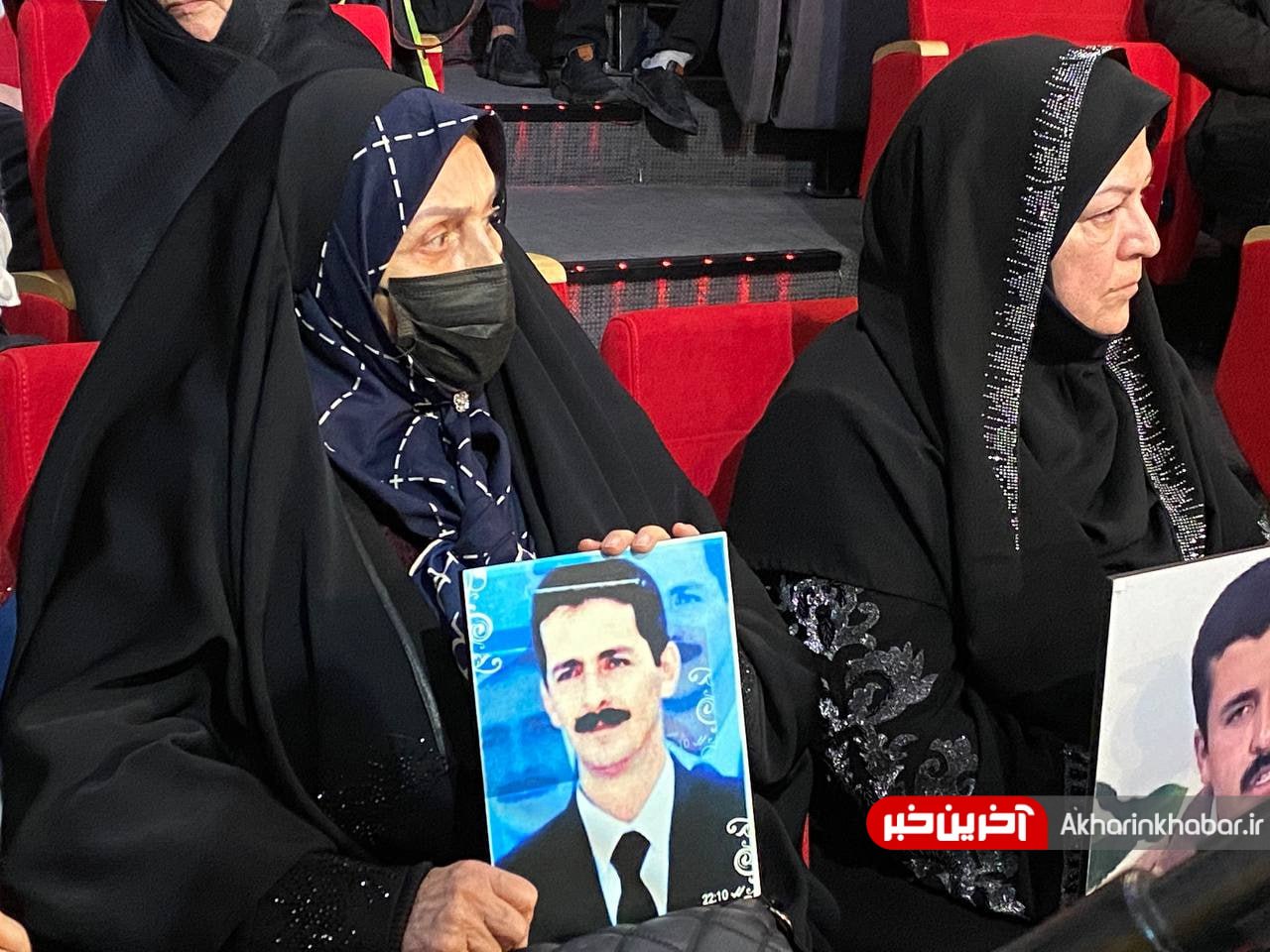 عکس/ خانواده‌هایی که فرزندانشان در کمپ منافقین گرفتارند در نشست خبری «سرهنگ ثریا»