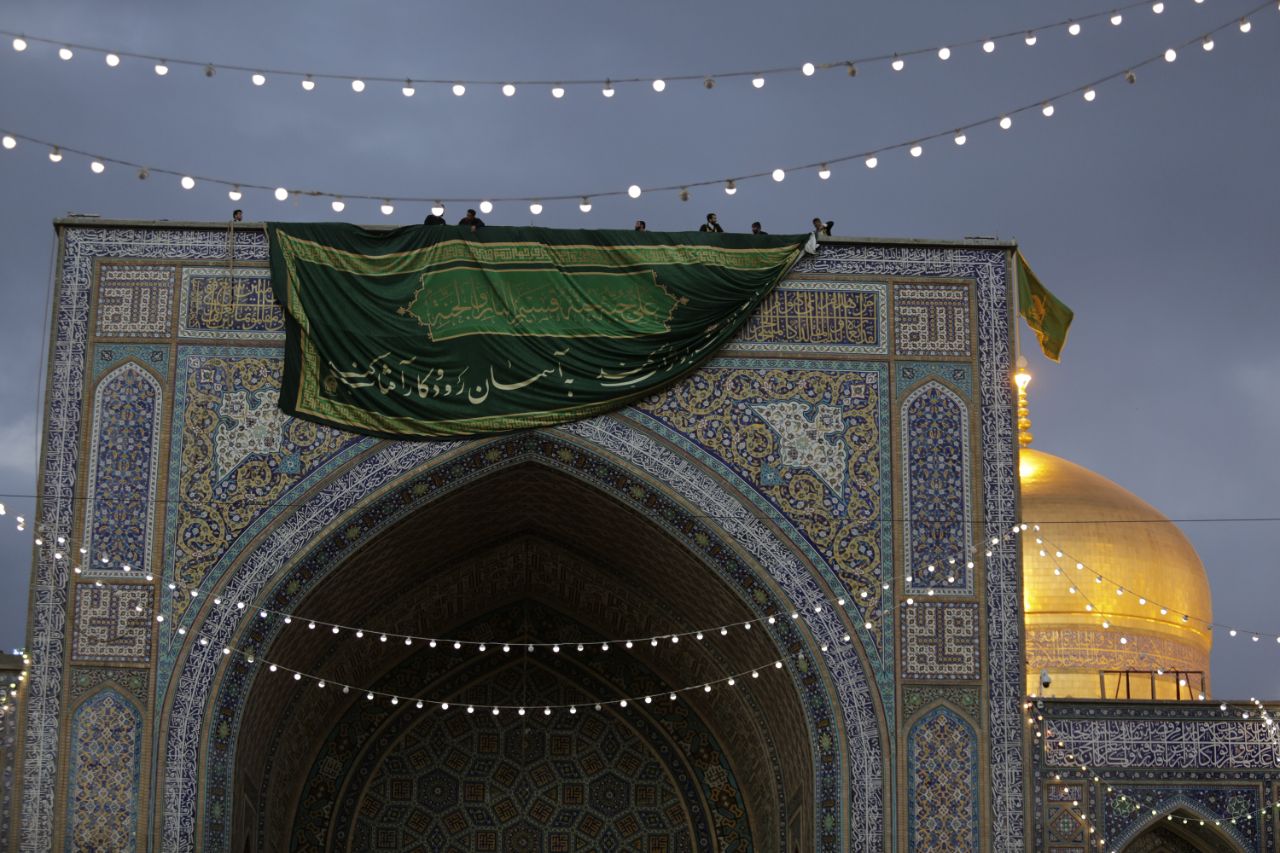 نصب کتیبه های ولادت امیرالمومنین (ع) در حرم مطهر رضوی