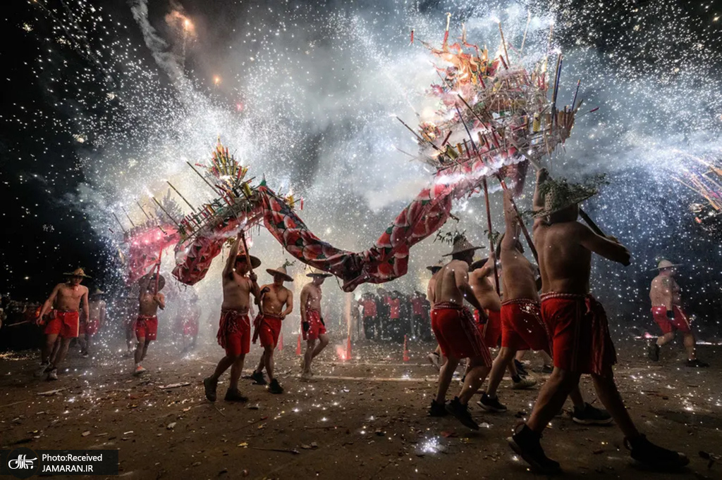 رقص اژدها در استقبال از جشنواره فانوس در «جییانگ» چین