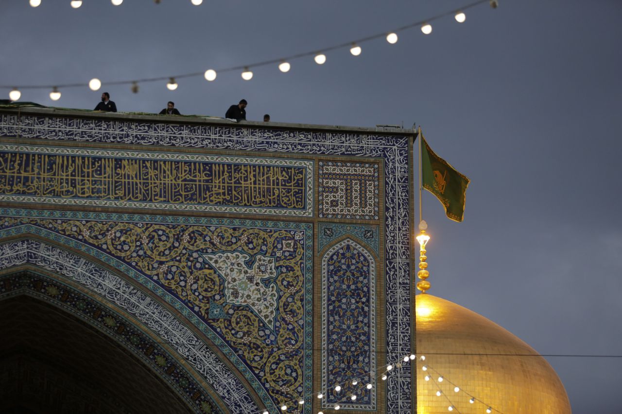 نصب کتیبه های ولادت امیرالمومنین (ع) در حرم مطهر رضوی