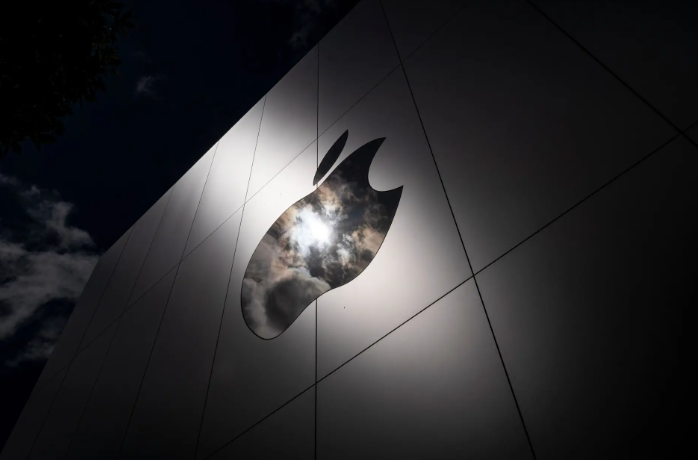 اپل موقتاً هیچ فردی را به‌عنوان مدیر ارشد طراحی سخت‌افزار انتخاب نمی‌کند