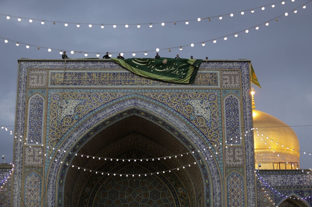 نصب کتیبه های ولادت امیرالمومنین (ع) در حرم مطهر رضوی