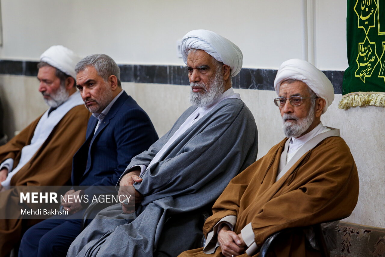 مراسم عمامه گذاری طلاب توسط آیت‌الله مکارم شیرازی