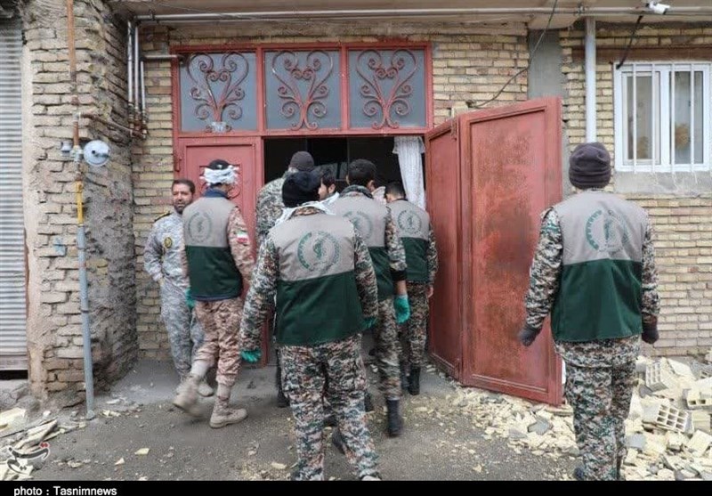 عکس/ فعالیت شبانه‌روزی جهادگران در مناطق زلزله‌زده خوی 
