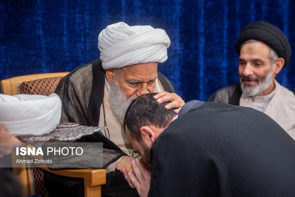 مراسم عمامه گذاری طلاب در روز میلاد علی(ع) 