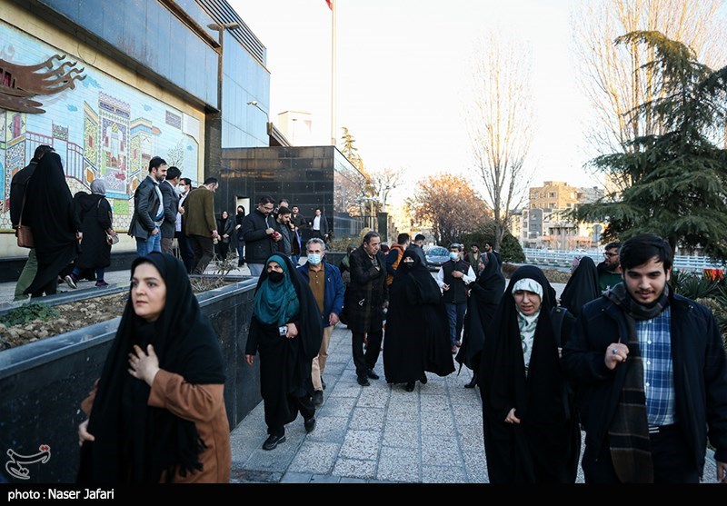 عکس/ نمایش عمومی فیلم های جشنواره فیلم فجر در ایوان شمس