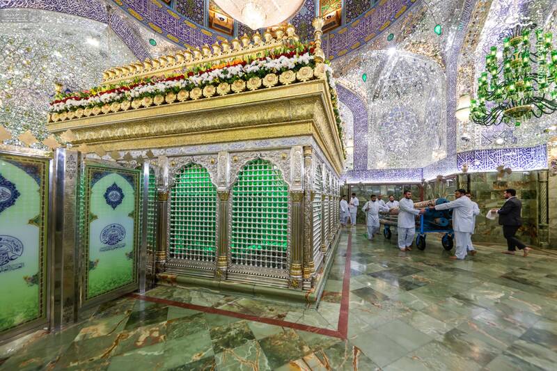 عکس/ غبارروبی صحن و سرای امیرالمومنین حضرت علی (ع)