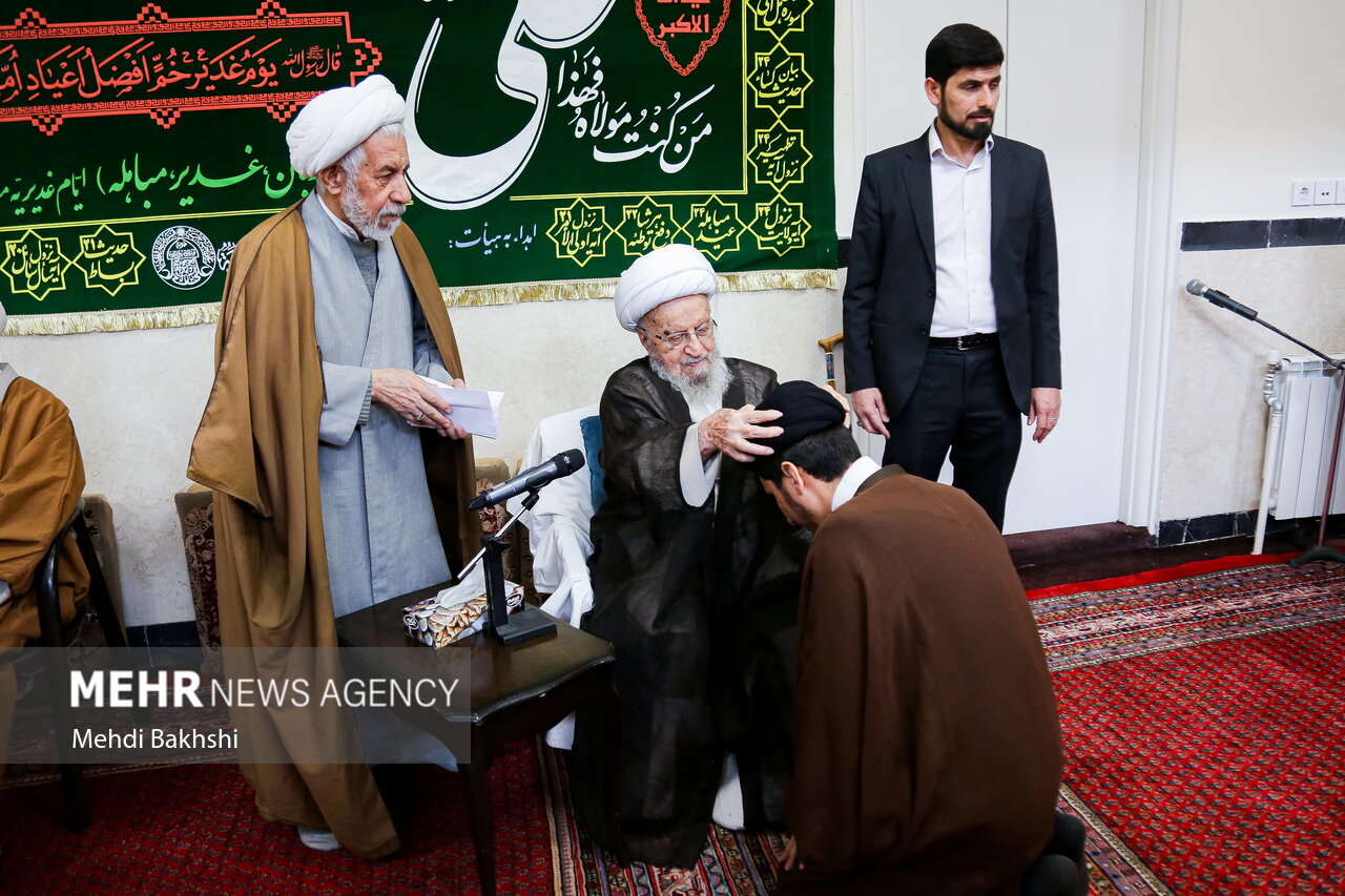 مراسم عمامه گذاری طلاب توسط آیت‌الله مکارم شیرازی