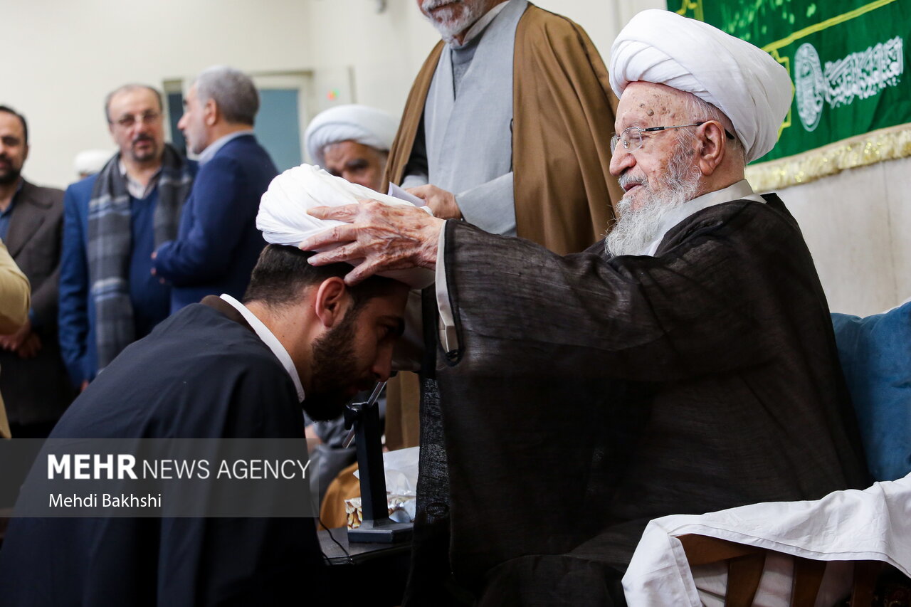 مراسم عمامه گذاری طلاب توسط آیت‌الله مکارم شیرازی
