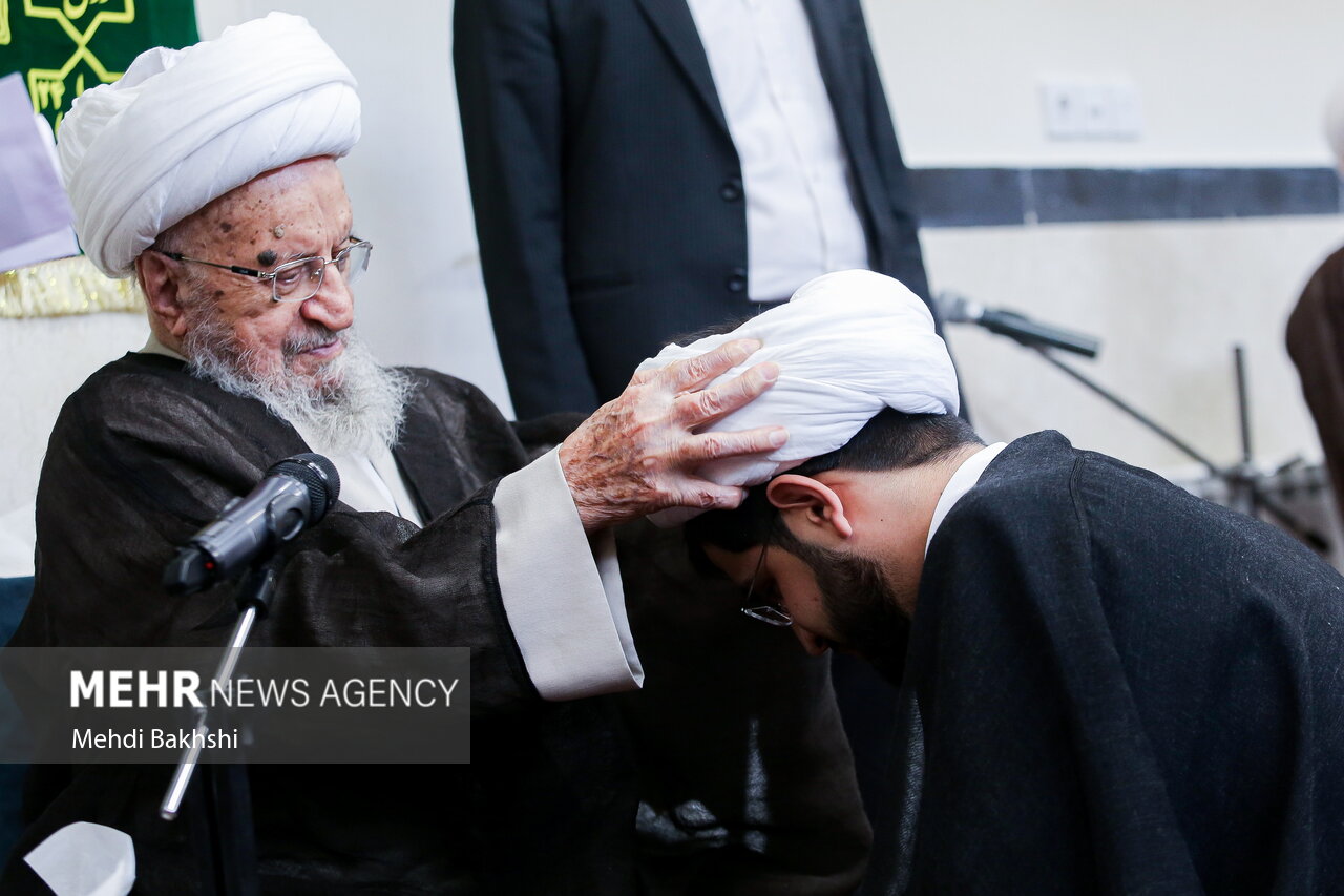 مراسم عمامه گذاری طلاب توسط آیت‌الله مکارم شیرازی