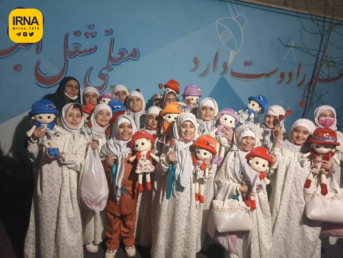 عکس/ هدیه عروسک‌های ایرانی از طرف رهبر انقلاب در دست فرشته های مکلف