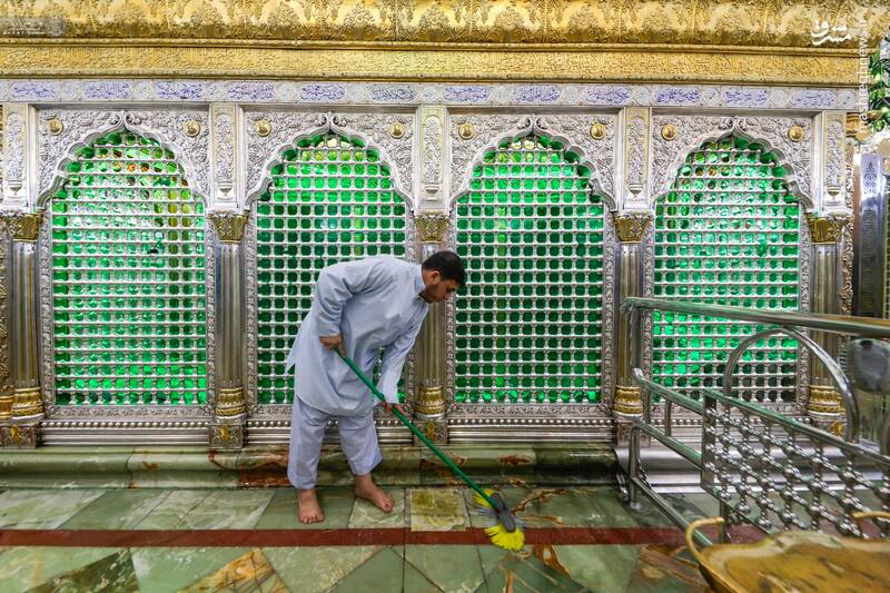 عکس/ غبارروبی صحن و سرای امیرالمومنین حضرت علی (ع)