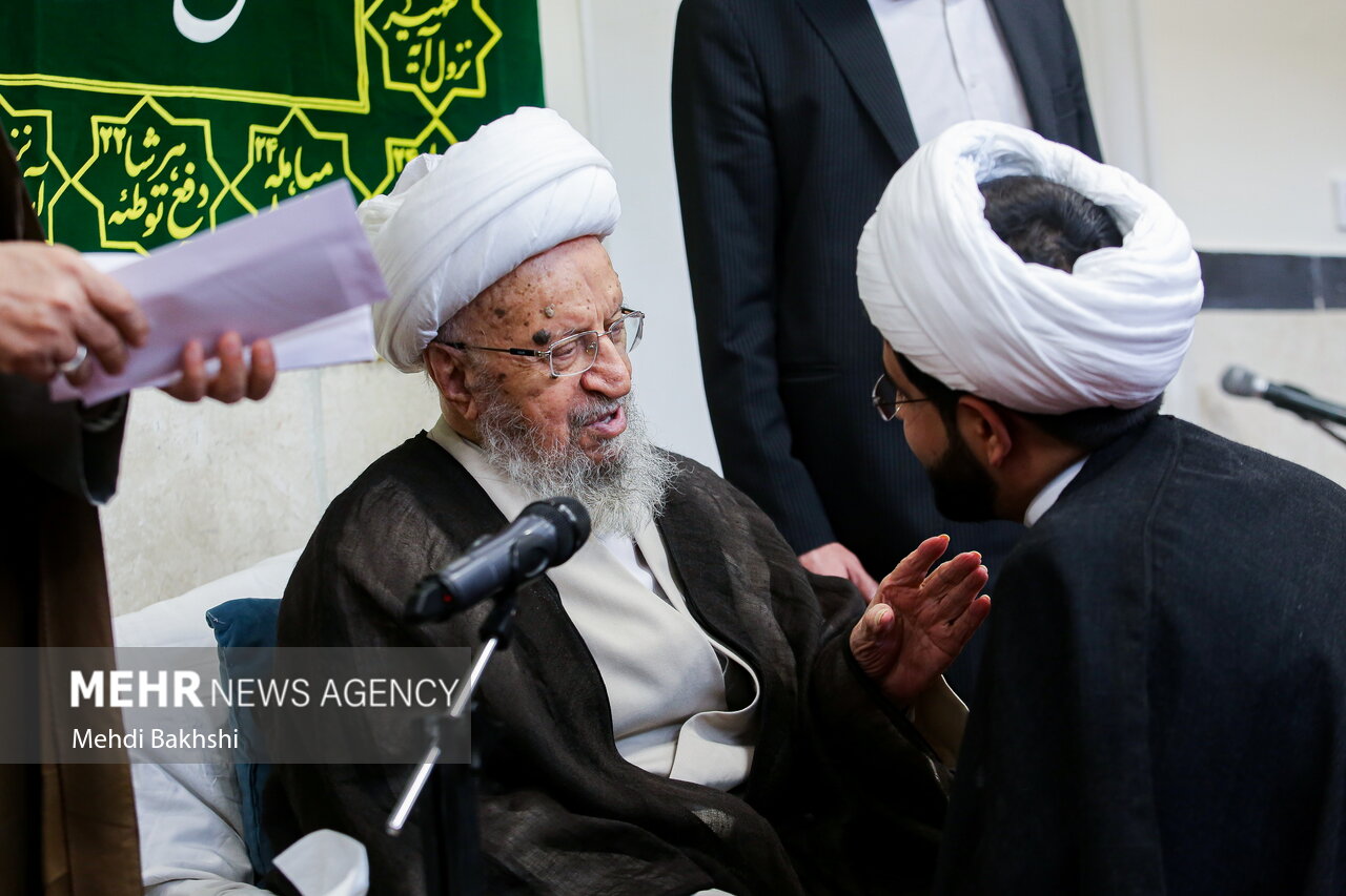 مراسم عمامه گذاری طلاب توسط آیت‌الله مکارم شیرازی