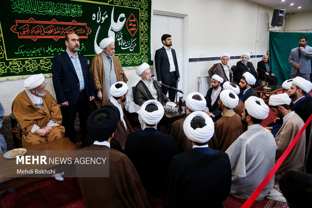 مراسم عمامه گذاری طلاب توسط آیت‌الله مکارم شیرازی