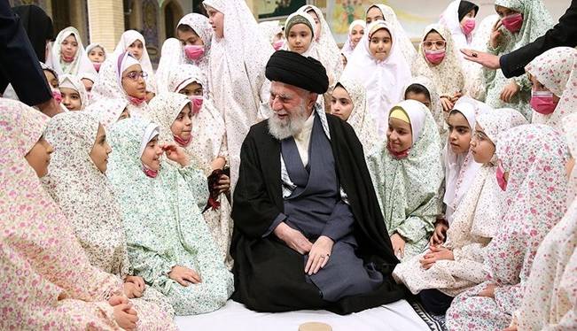 دخترانی که در جشن تکلیف همراه رهبر انقلاب وارد حسینیه شدند