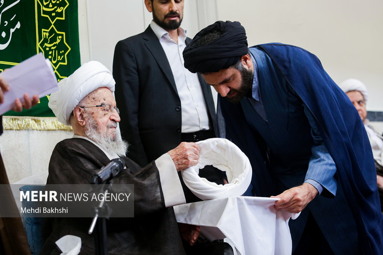 مراسم عمامه گذاری طلاب توسط آیت‌الله مکارم شیرازی