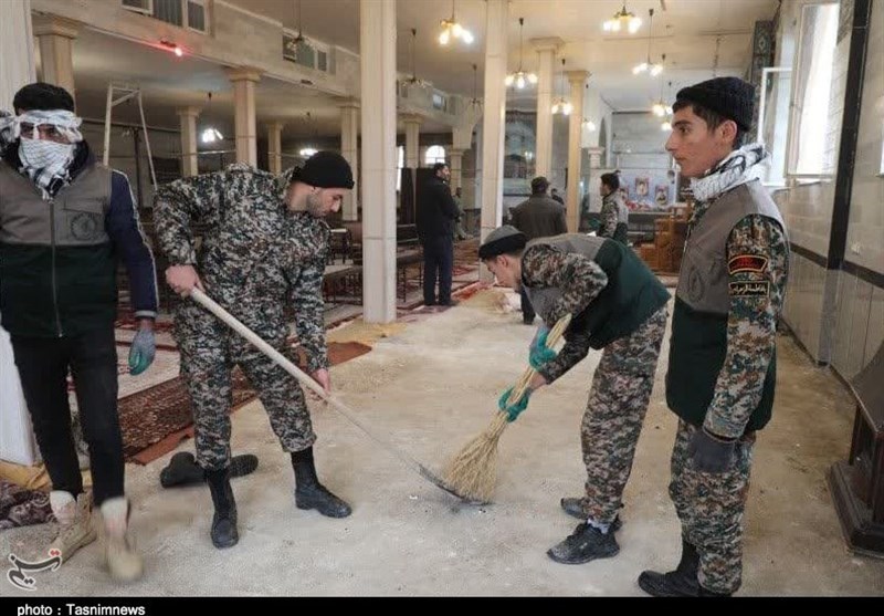 عکس/ فعالیت شبانه‌روزی جهادگران در مناطق زلزله‌زده خوی 