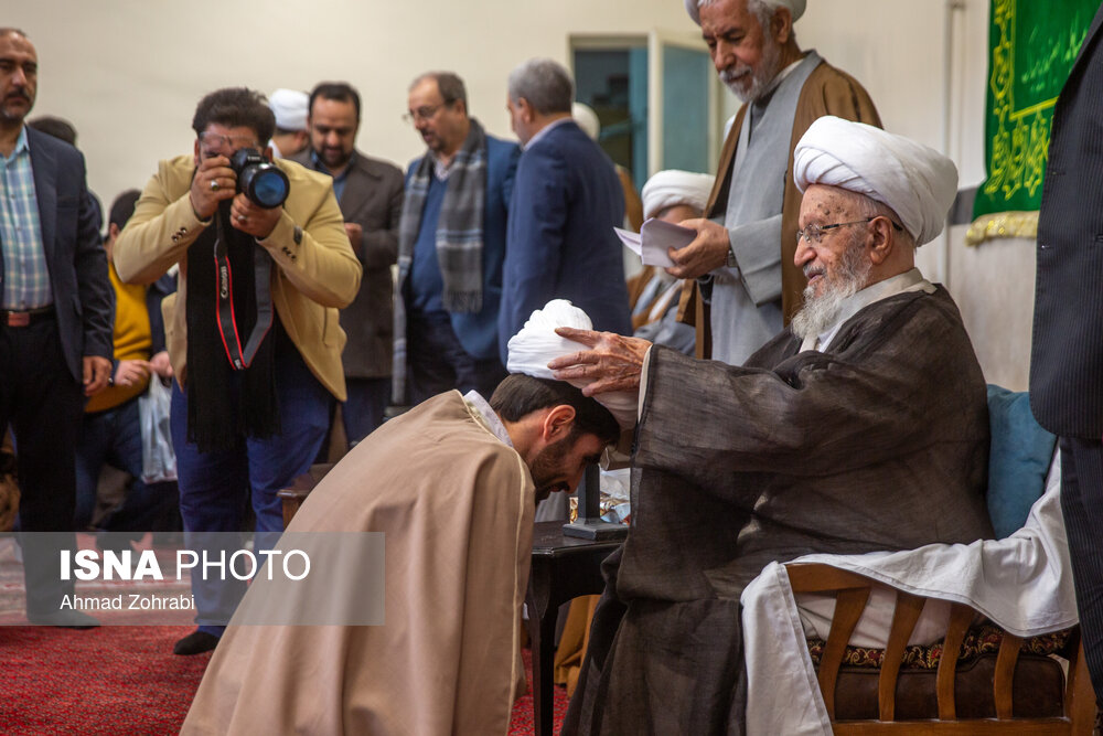 مراسم عمامه گذاری طلاب در روز میلاد علی(ع) 