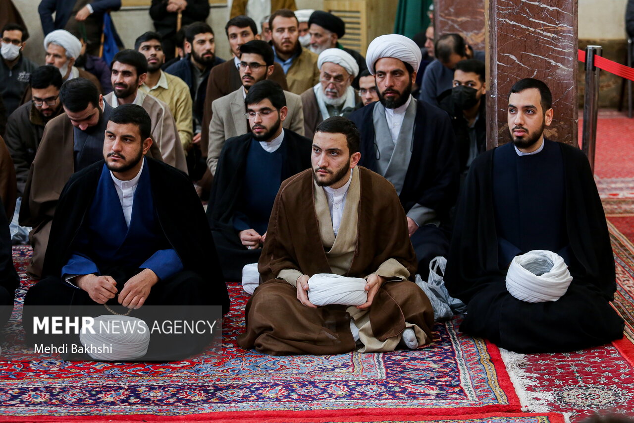 مراسم عمامه گذاری طلاب توسط آیت‌الله مکارم شیرازی