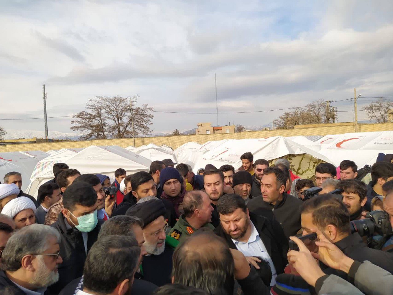 عکس/ بازدید رئیس جمهور از اردوگاه زلزله زدگان خوی  
